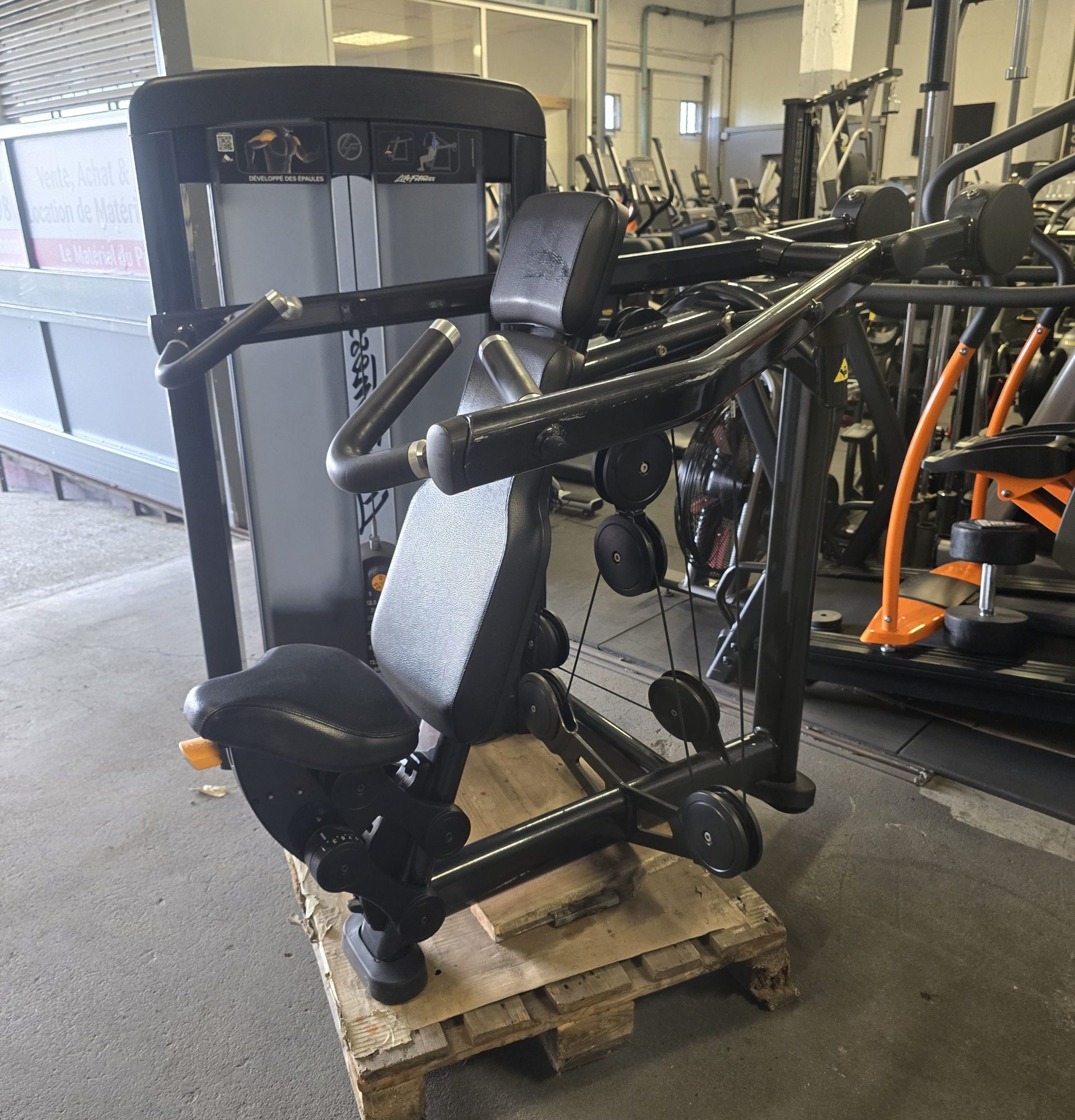 shoulder press life fitness insignia machine épaules life fitness insignia développé épaules professionnel life fitness appareil musculation épaules life fitness