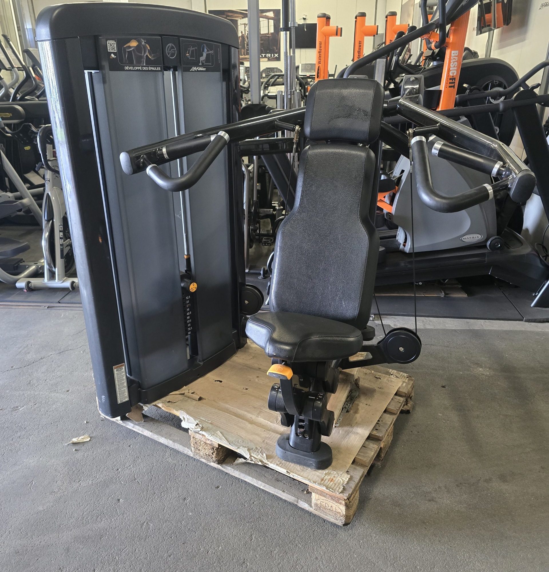 shoulder press life fitness insignia machine épaules life fitness insignia développé épaules professionnel life fitness appareil musculation épaules life fitness